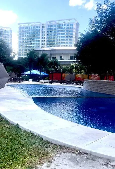1Br Beach Club Pool View Suite At Azure-Maui Manila 0*,  Philippines