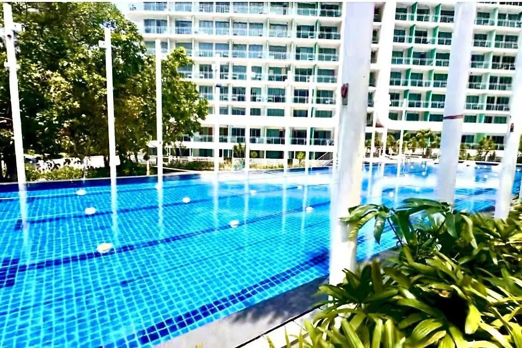 1Br Beach Club Pool View Suite At Azure-Maui Manila 0*,  Philippines